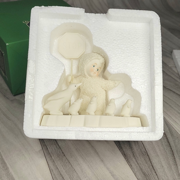 Snowbabies SCHOOL CROSSING 2006 Department 56 - 56.69668 Penguins 4.75" - Picture 10 of 14